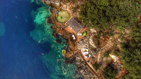 Rocky bathing cove with direct steps into the Adriatic.